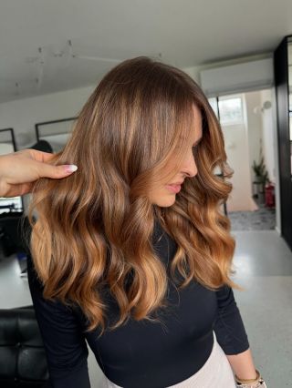 Jednoduchost. Nadčasovost. Zdraví. Lesk. Nic víc, nic míň… #balayage #businesswomanhair #elevatedbeauty #softwaves #bronde...